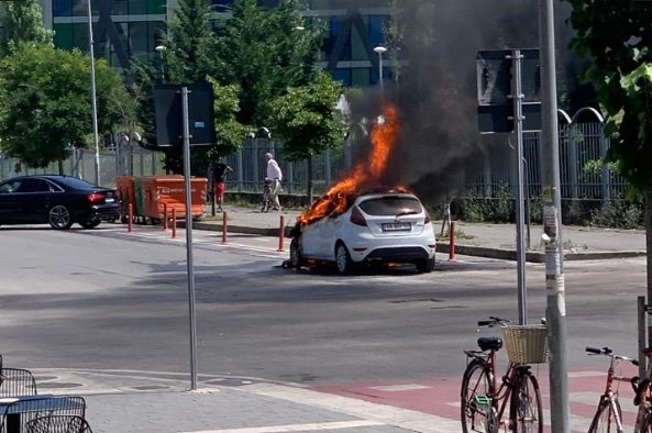 Makina përplas motorin në Tiranë, plagosen dy vëllezër