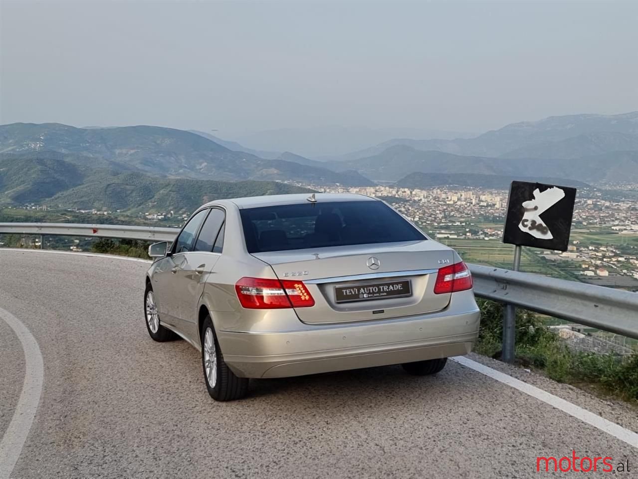 2010' Mercedes-Benz E 220 photo #3