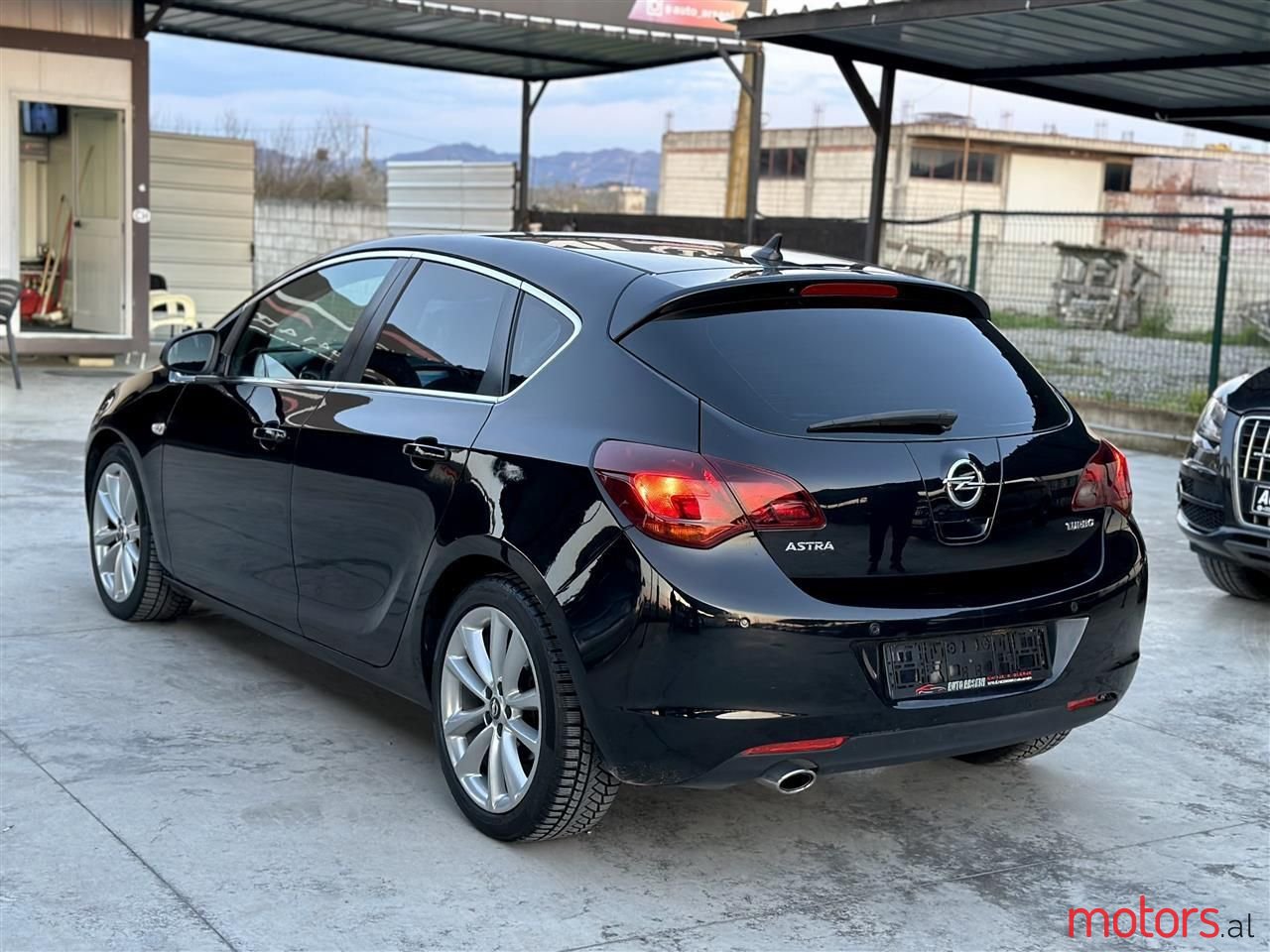 2010' Opel Astra photo #1