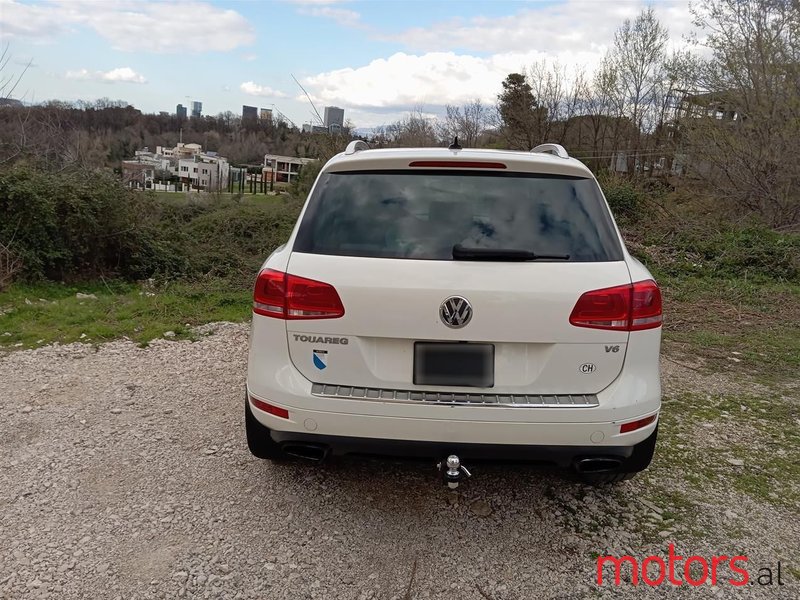 2012' Volkswagen Touareg photo #5