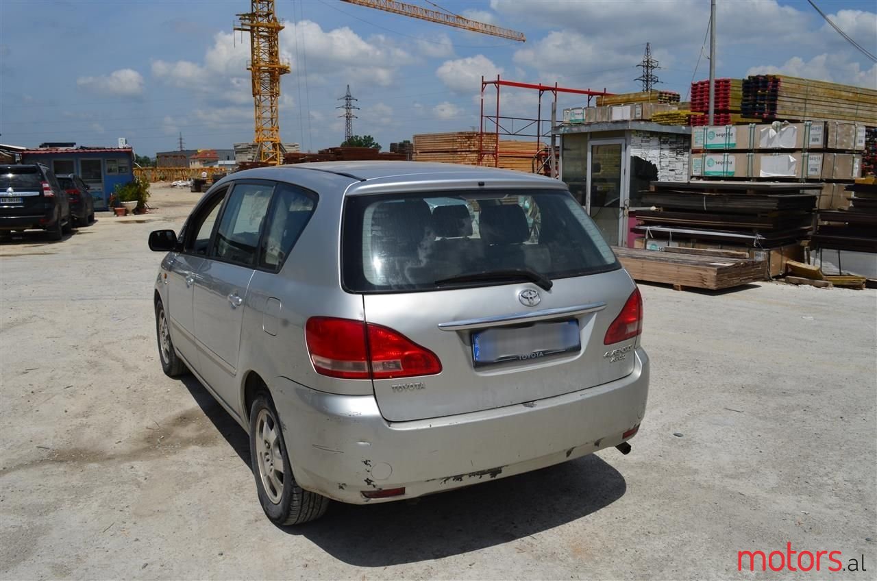2003' Toyota Avensis Verso photo #6