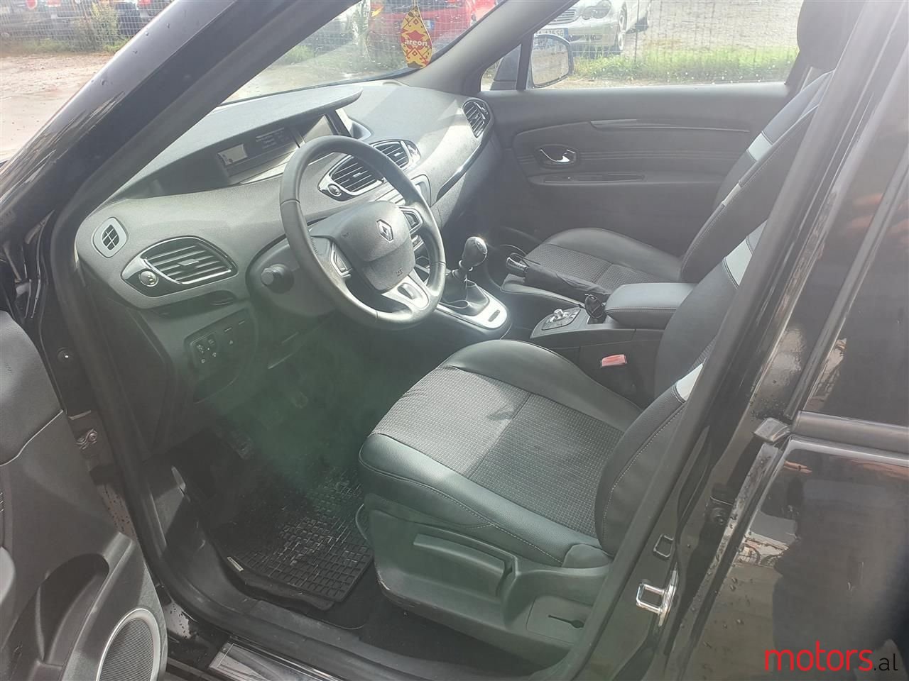 2011' Renault Megane photo #4