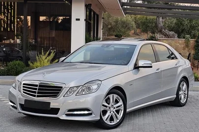 2011' Mercedes-Benz E 220