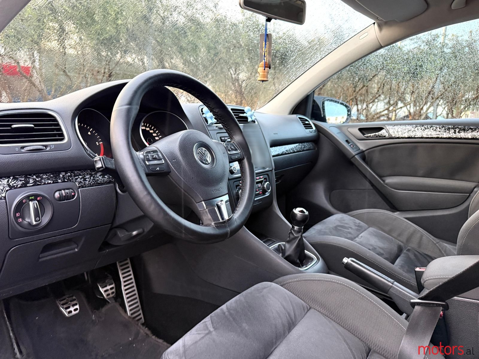 2010' Volkswagen Golf photo #3