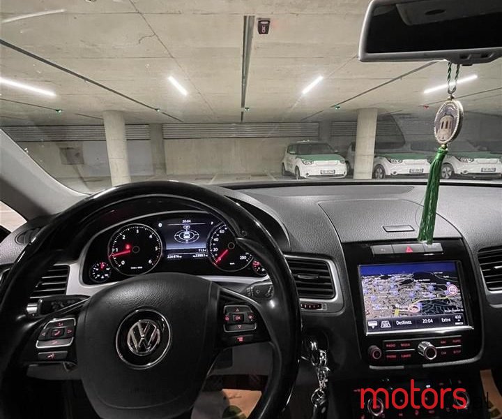 2014' Volkswagen Touareg photo #3