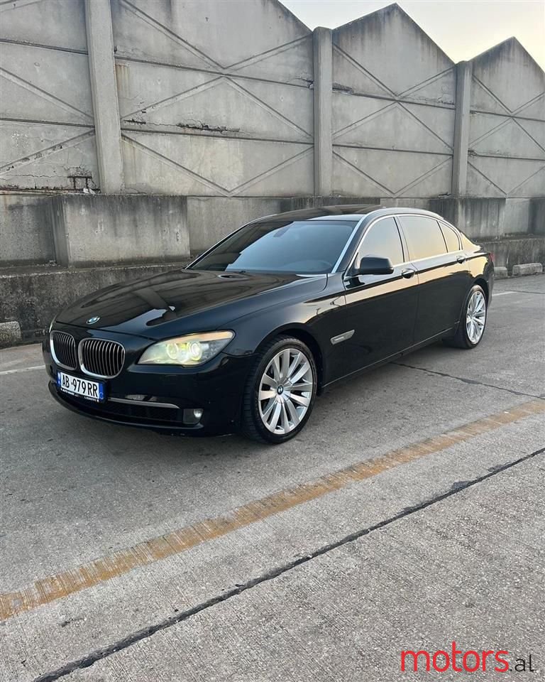 2011' BMW 740 photo #1