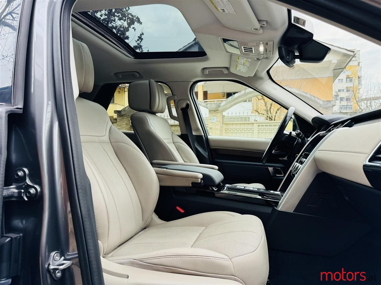 2018' Land Rover Discovery photo #6