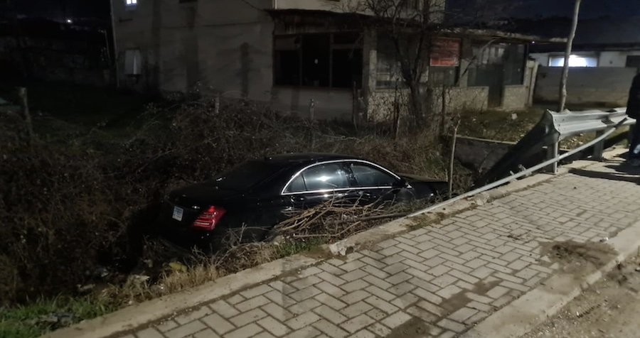 Aksident në Pogradec, “Benz-i” përfundon në lumë