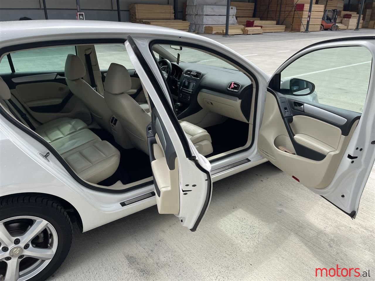 2009' Volkswagen Golf photo #4