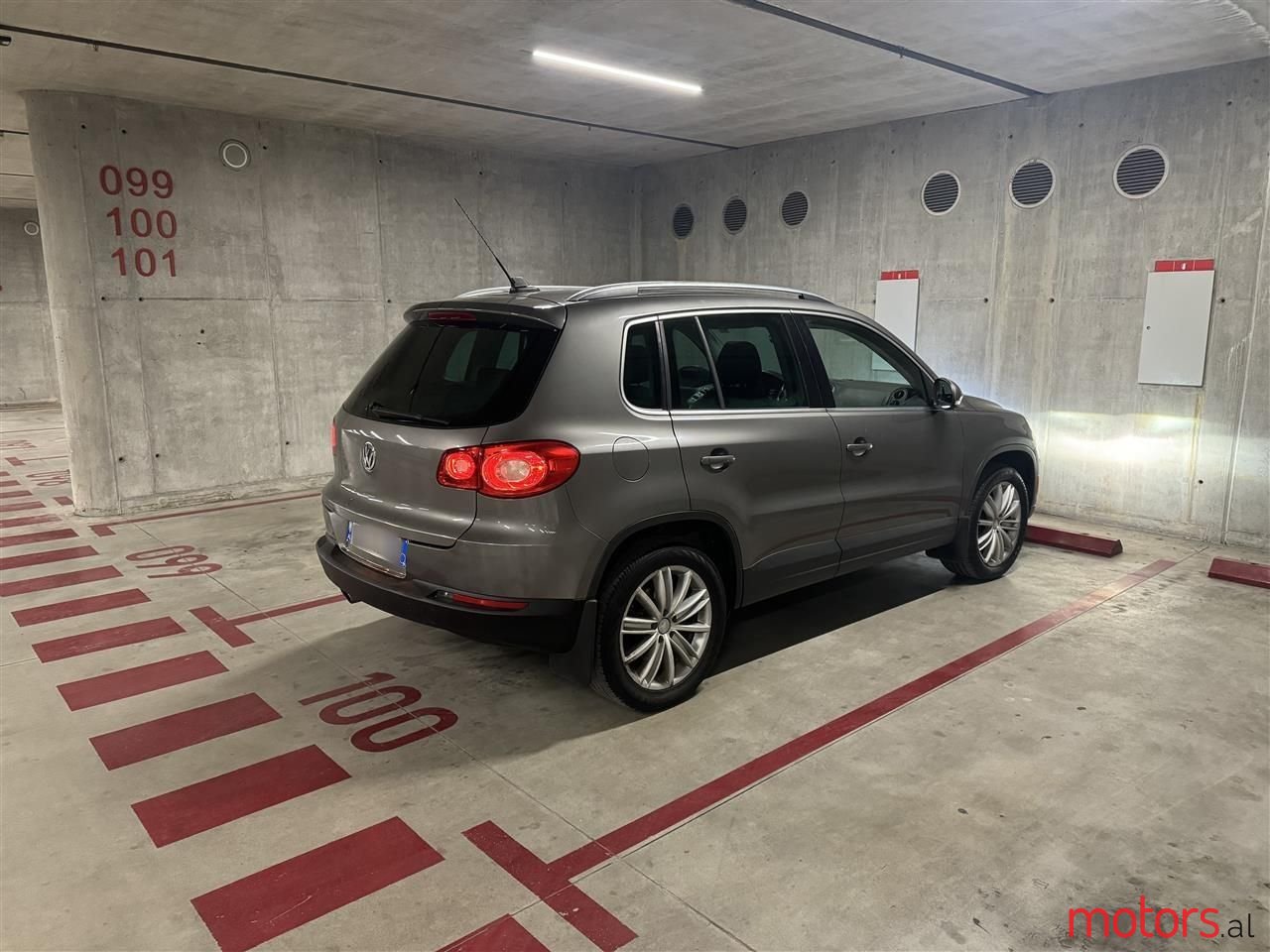 2011' Volkswagen Tiguan photo #3