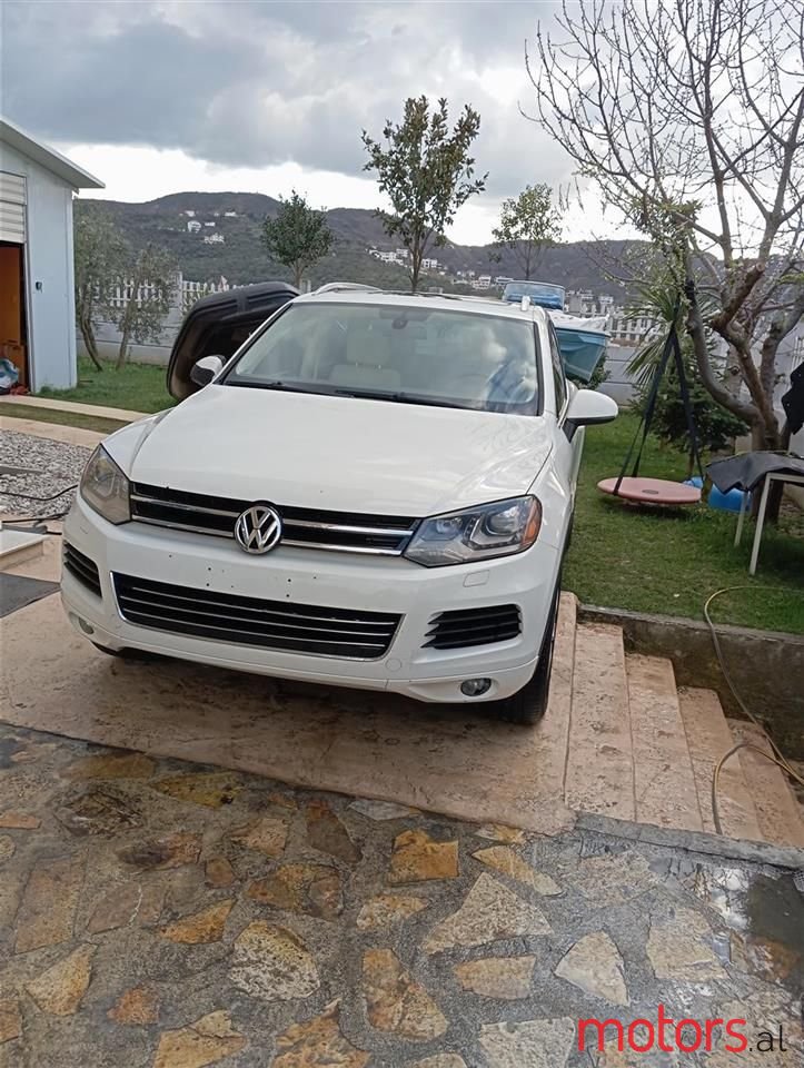 2012' Volkswagen Touareg photo #1