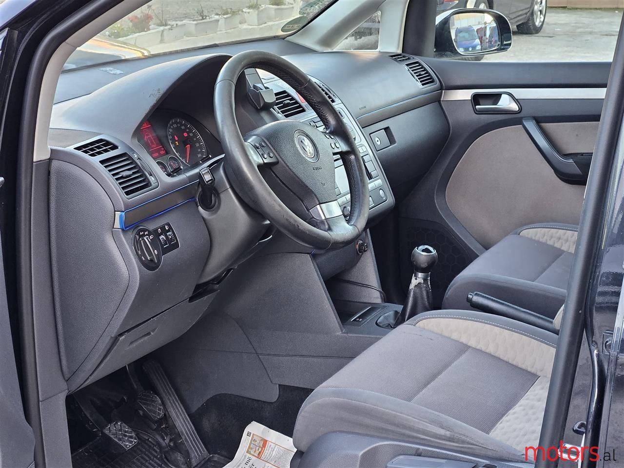 2008' Volkswagen Touran photo #6