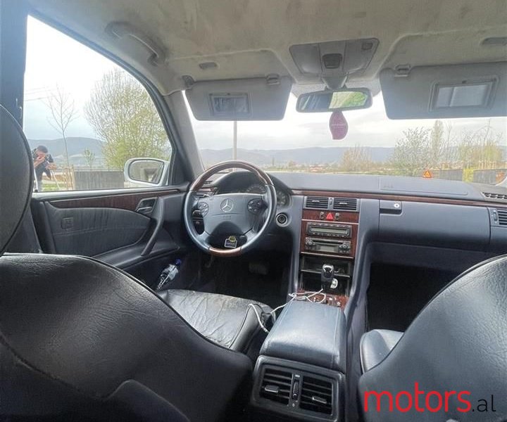 2001' Mercedes-Benz 270 photo #4