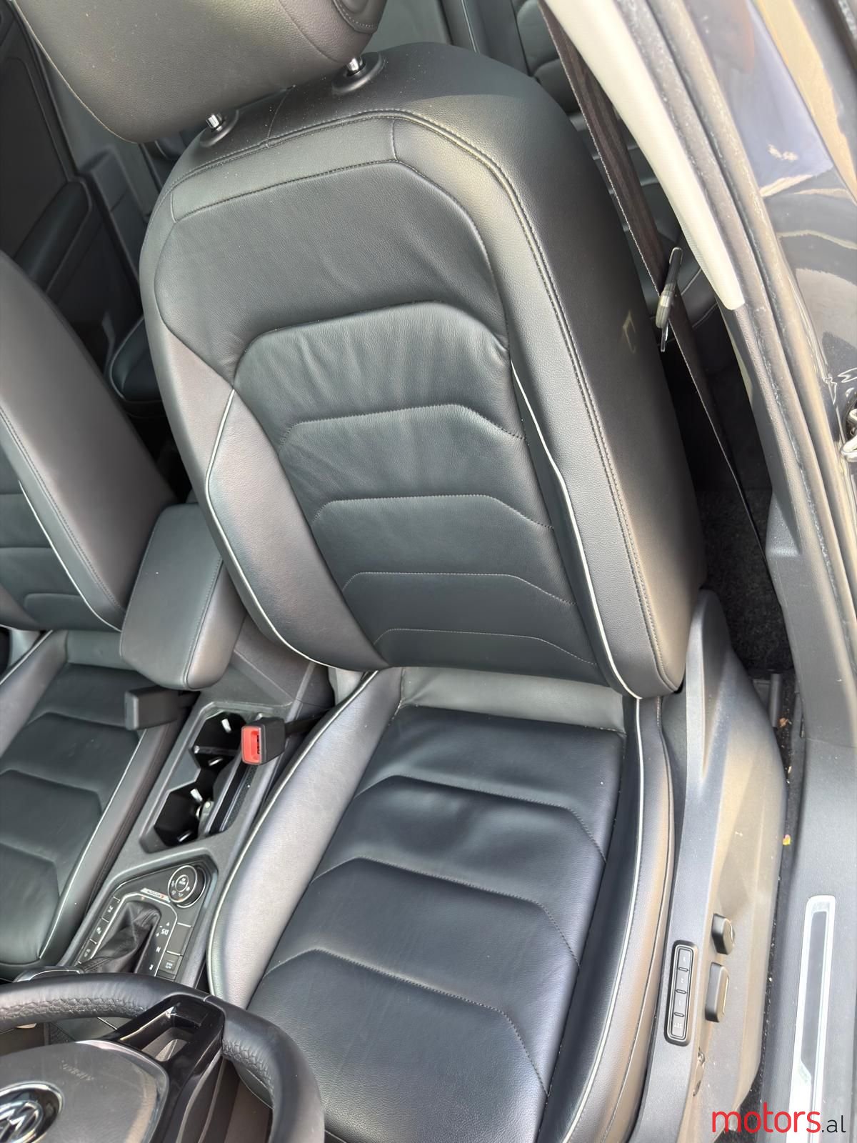 2018' Volkswagen Tiguan photo #5
