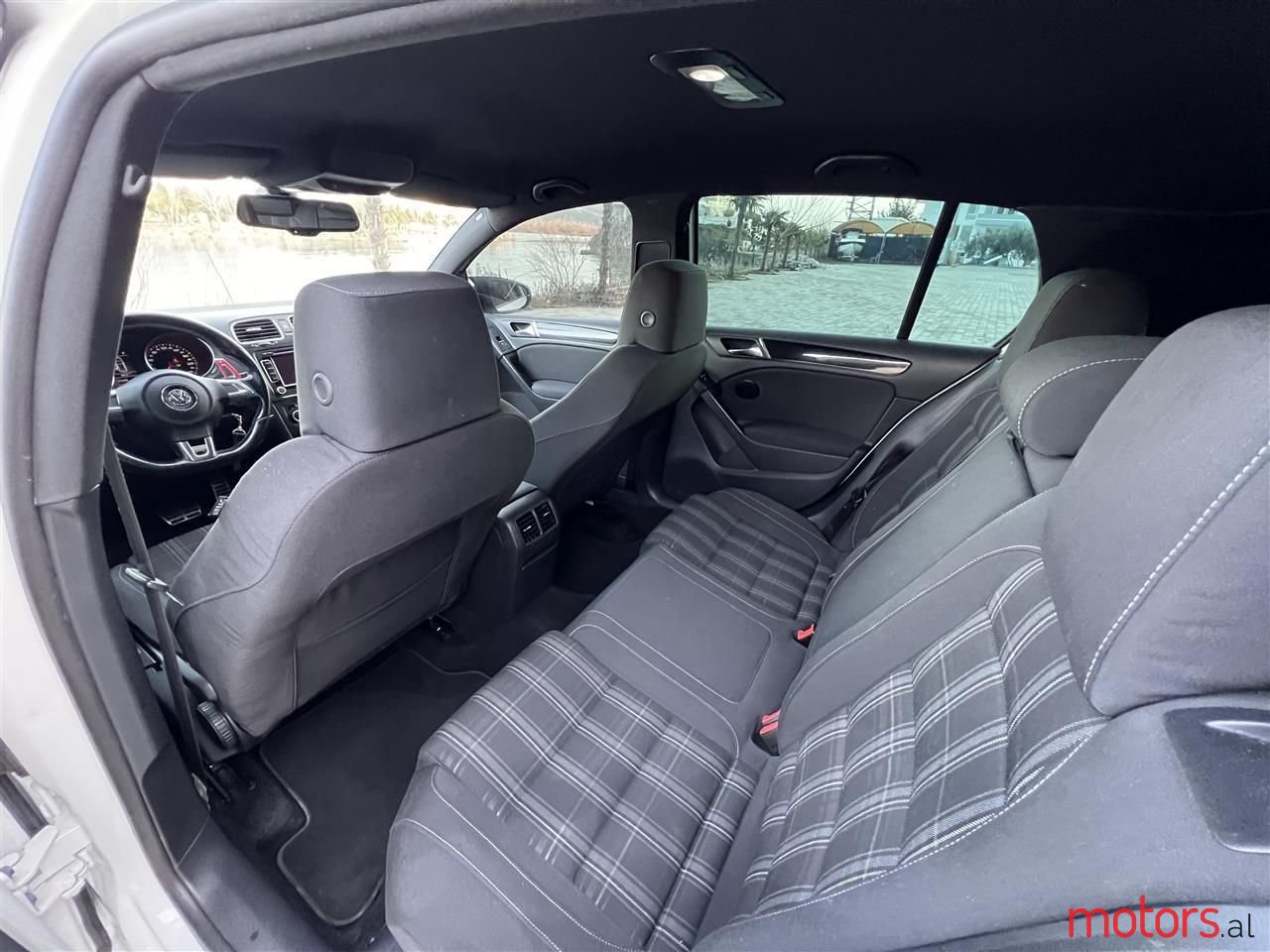 2011' Volkswagen Golf photo #5