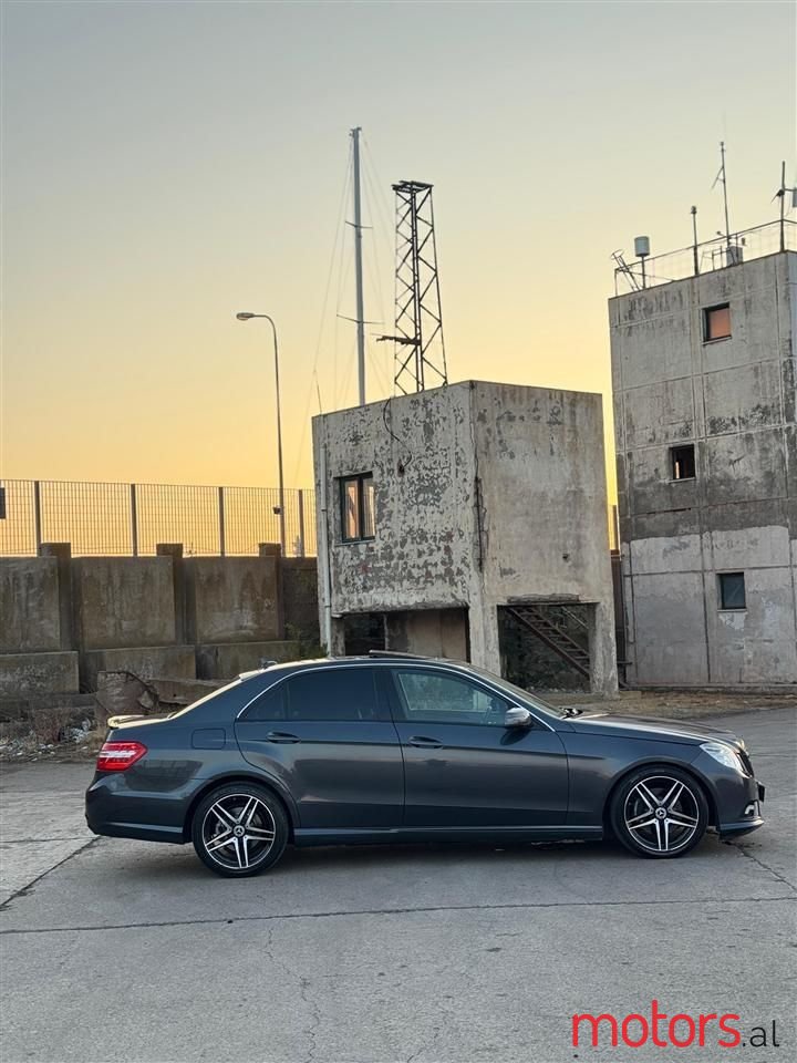 2011' Mercedes-Benz E 350 photo #3