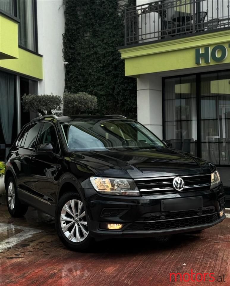 2019' Volkswagen Tiguan photo #1
