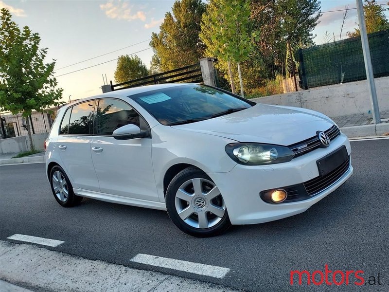 2011' Volkswagen Golf photo #1