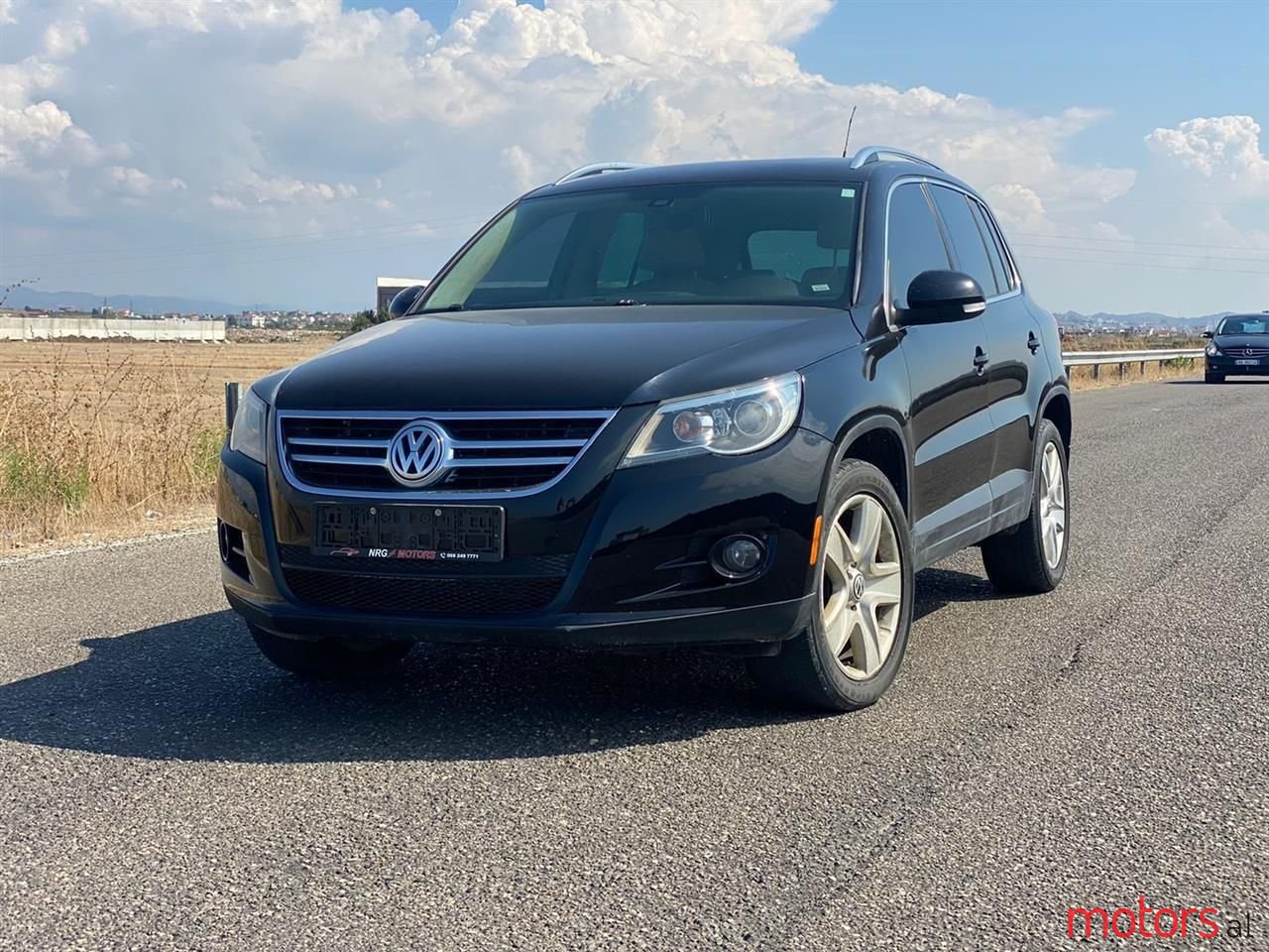 2011' Volkswagen Tiguan photo #1