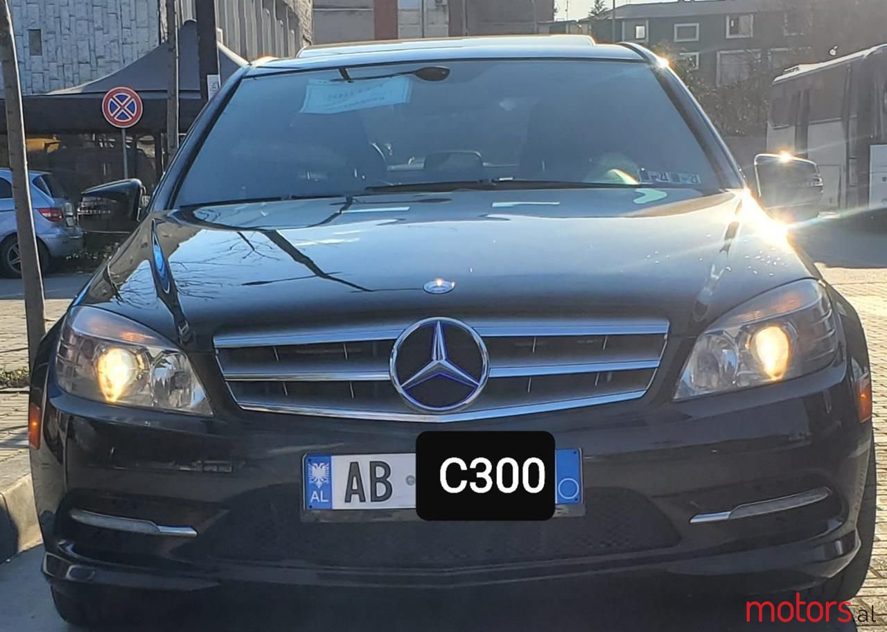 2011' Mercedes-Benz C 300 photo #2