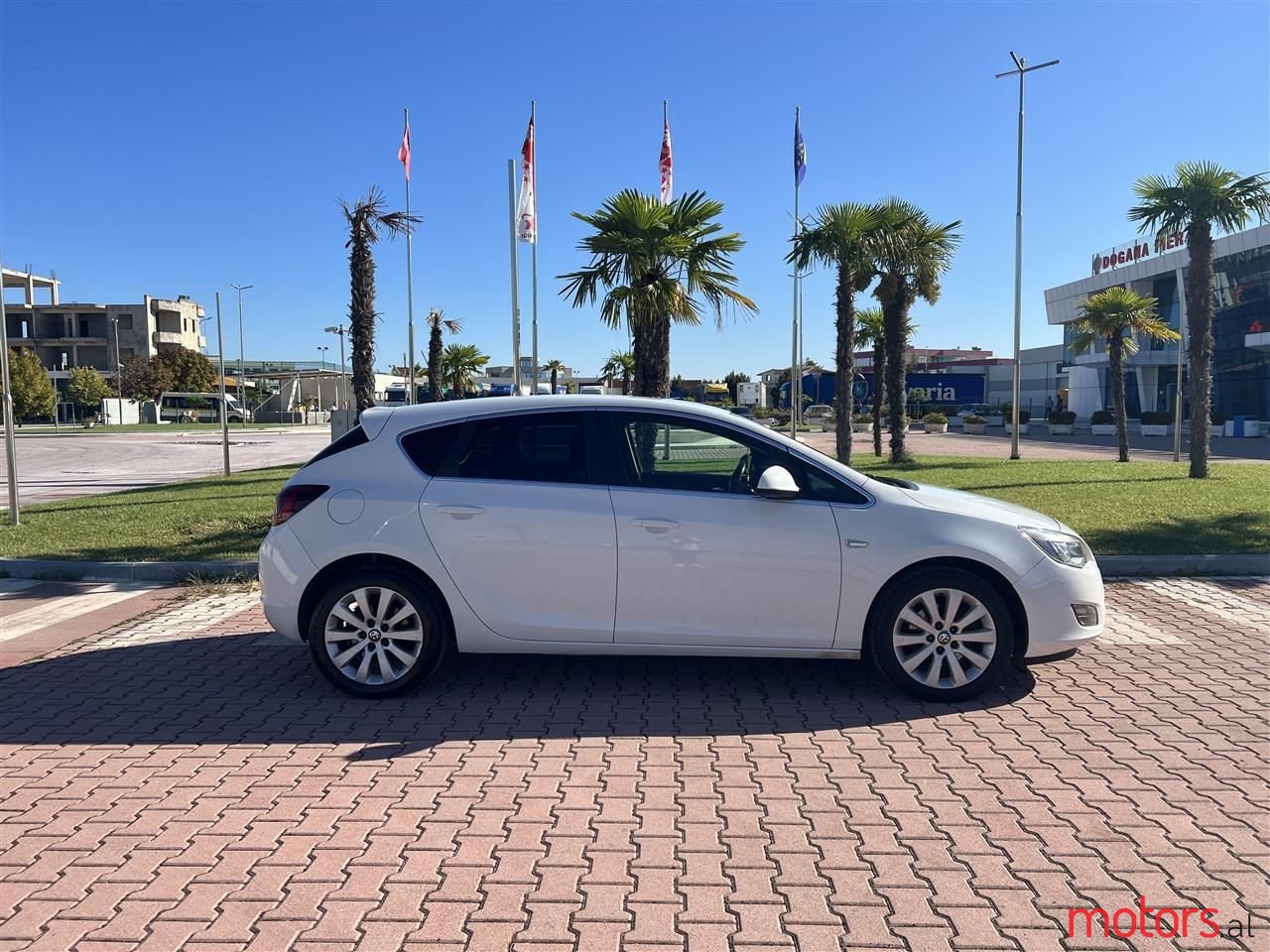 2012' Opel Astra photo #2