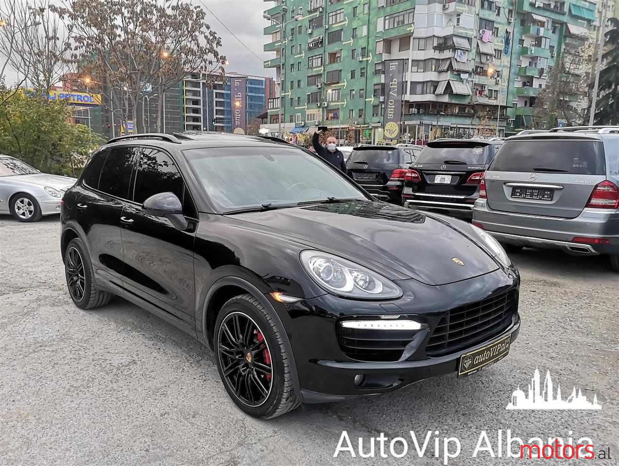 2011' Porsche Cayenne photo #2