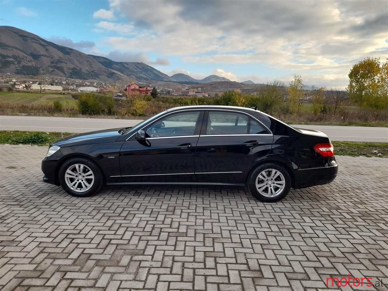 2010' Mercedes-Benz E 220 photo #6