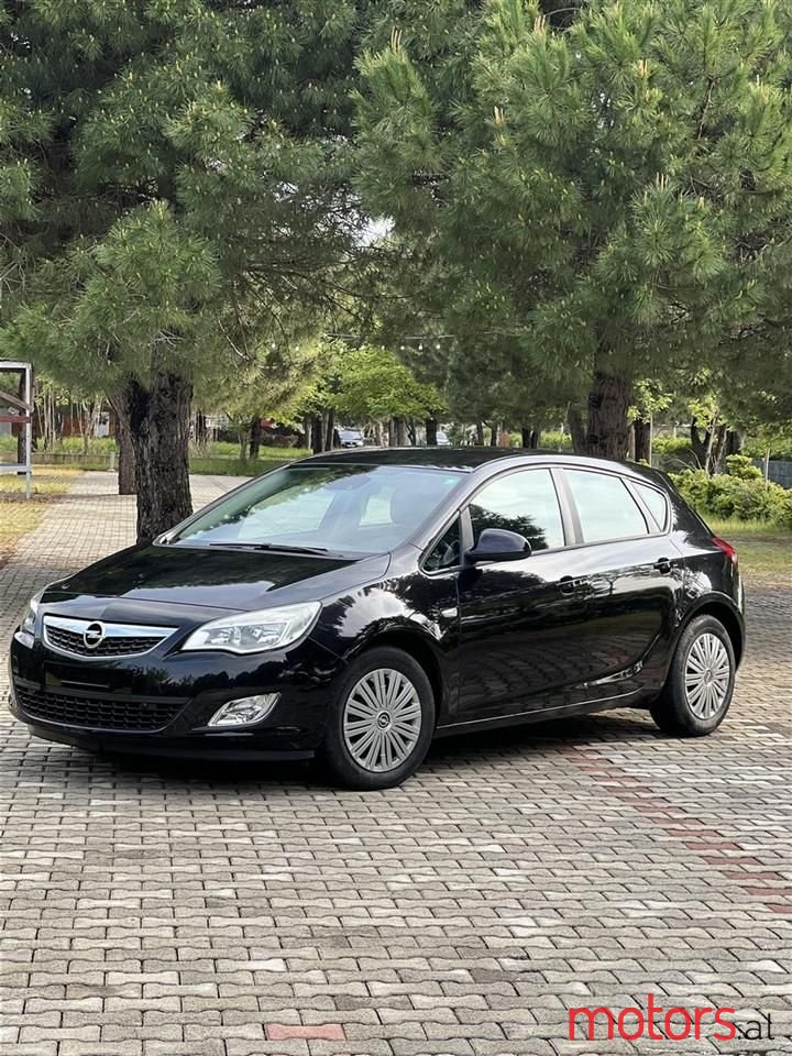 2012' Opel Astra photo #1