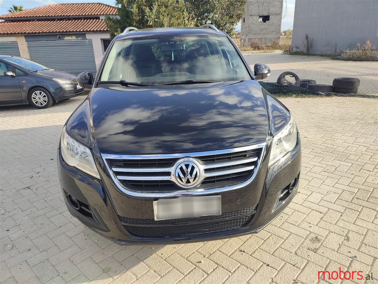 2010' Volkswagen Tiguan photo #2