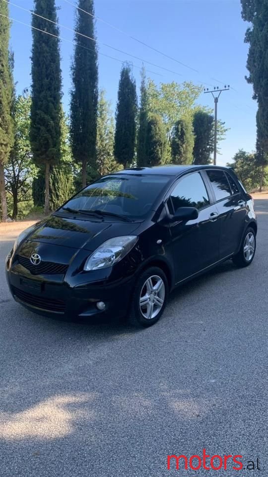 2010' Toyota Yaris photo #2