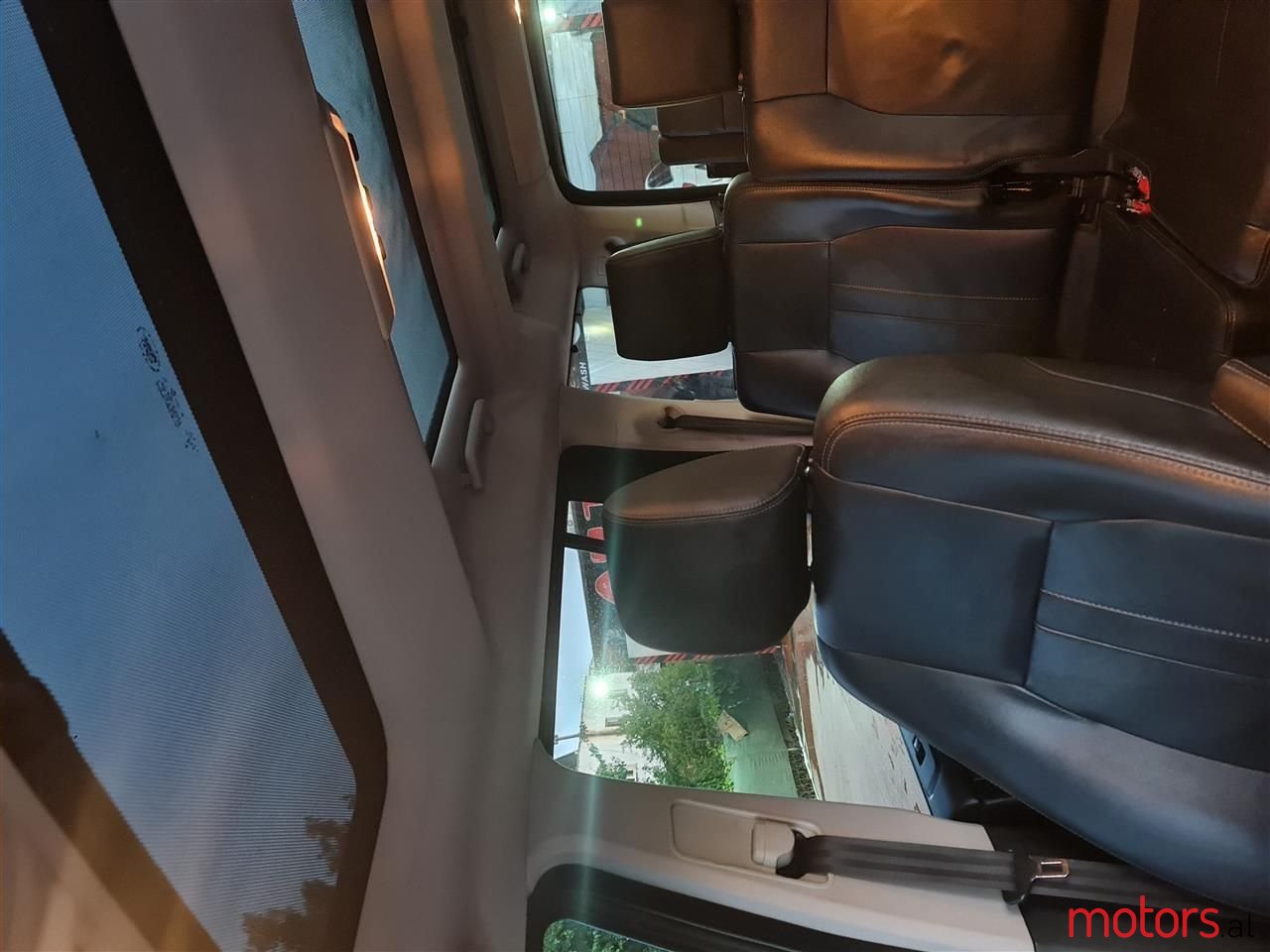 2015' Land Rover Discovery photo #5