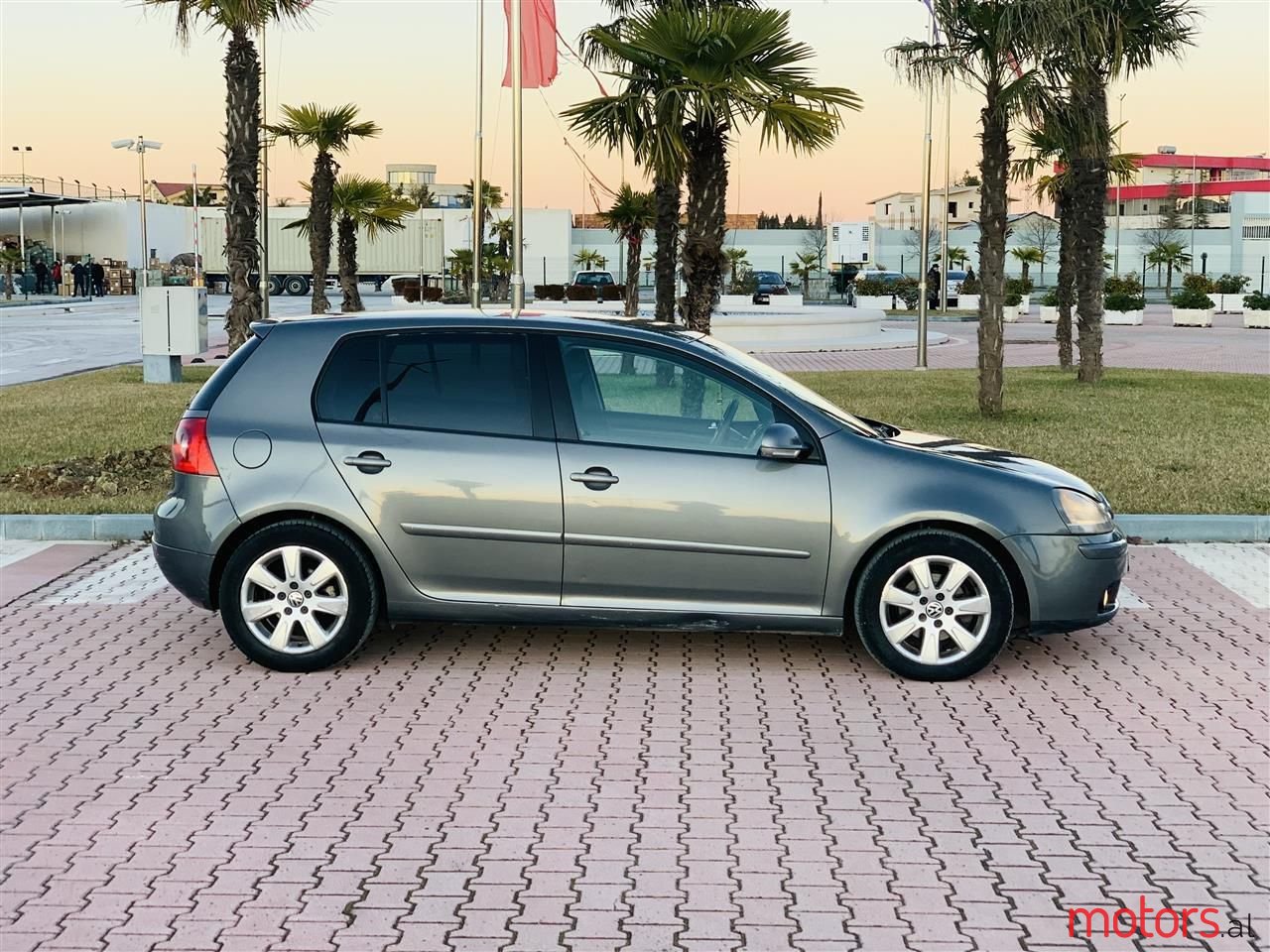 2005' Volkswagen Golf photo #2