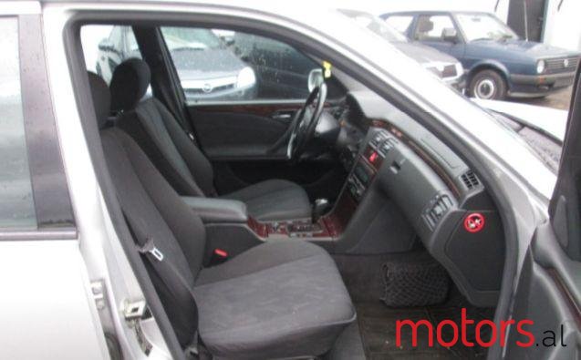 2001' Mercedes-Benz E-Class photo #2