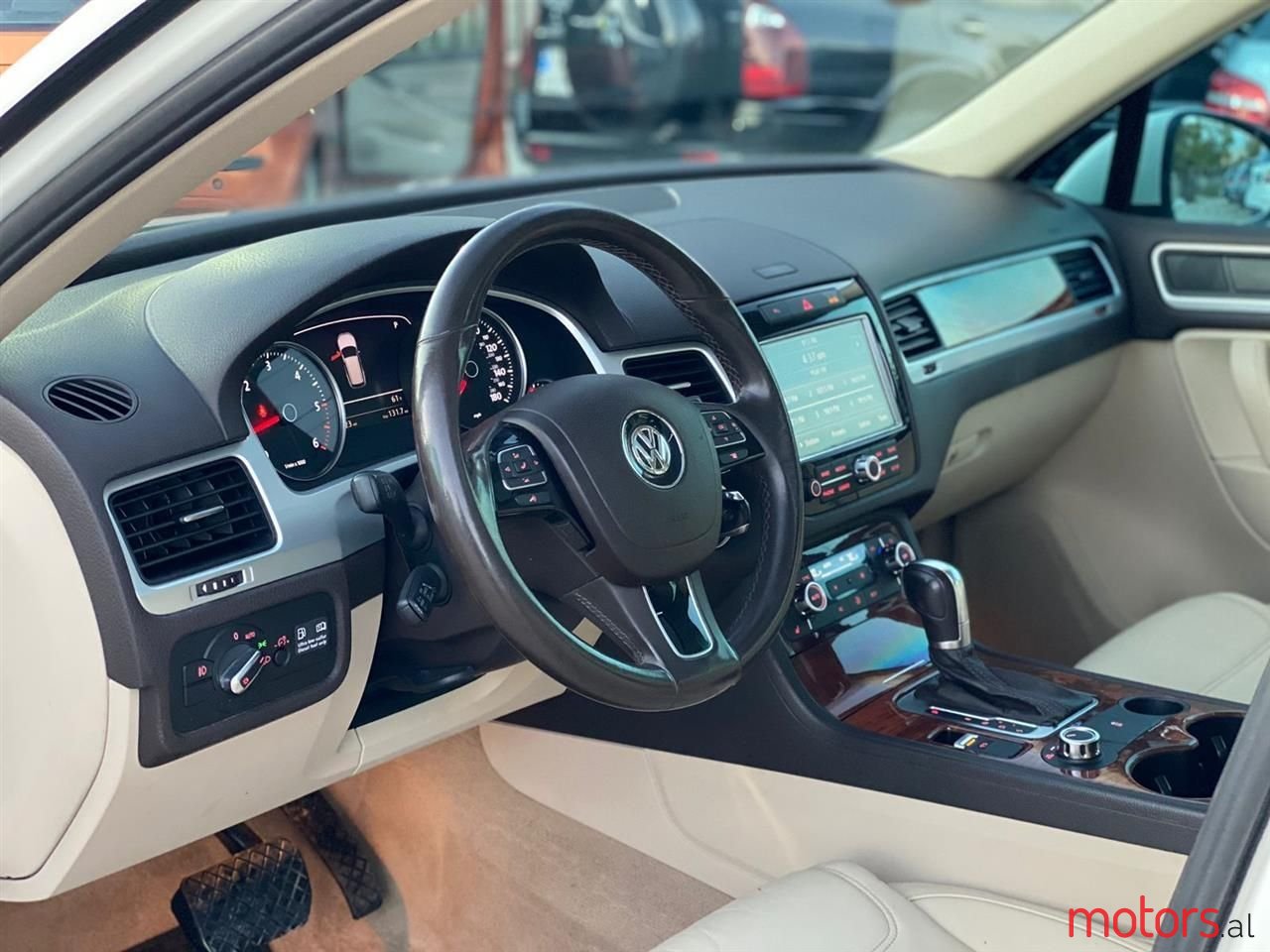 2013' Volkswagen Touareg photo #3