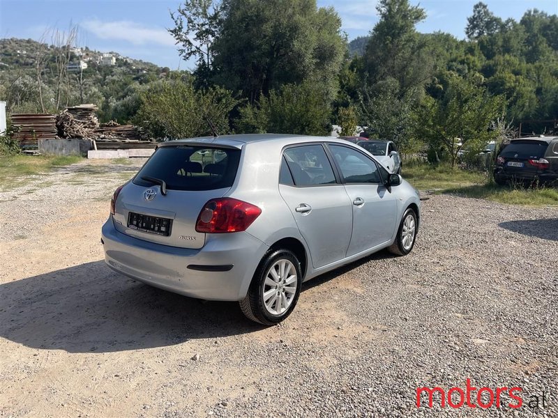 2008' Toyota Auris photo #2