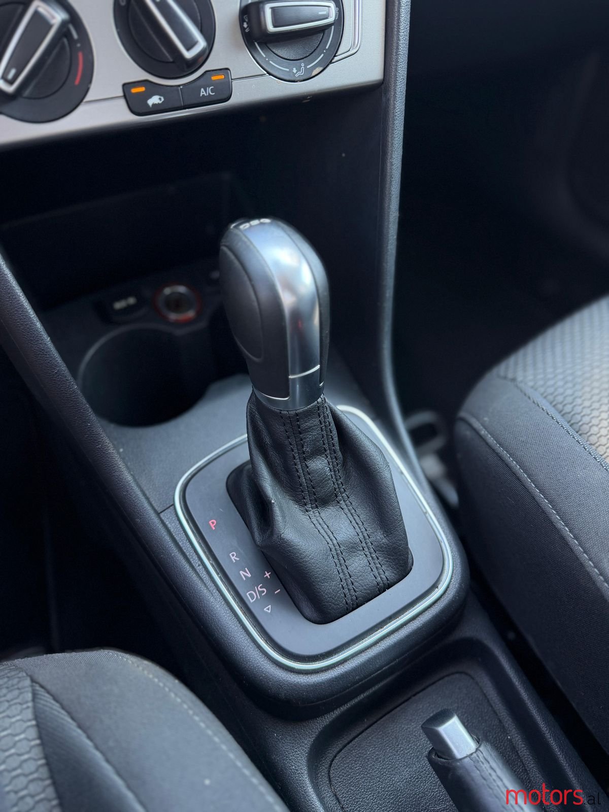2015' Volkswagen Polo photo #5