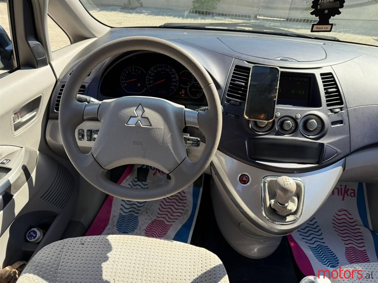 2005' Mitsubishi Grandis photo #3