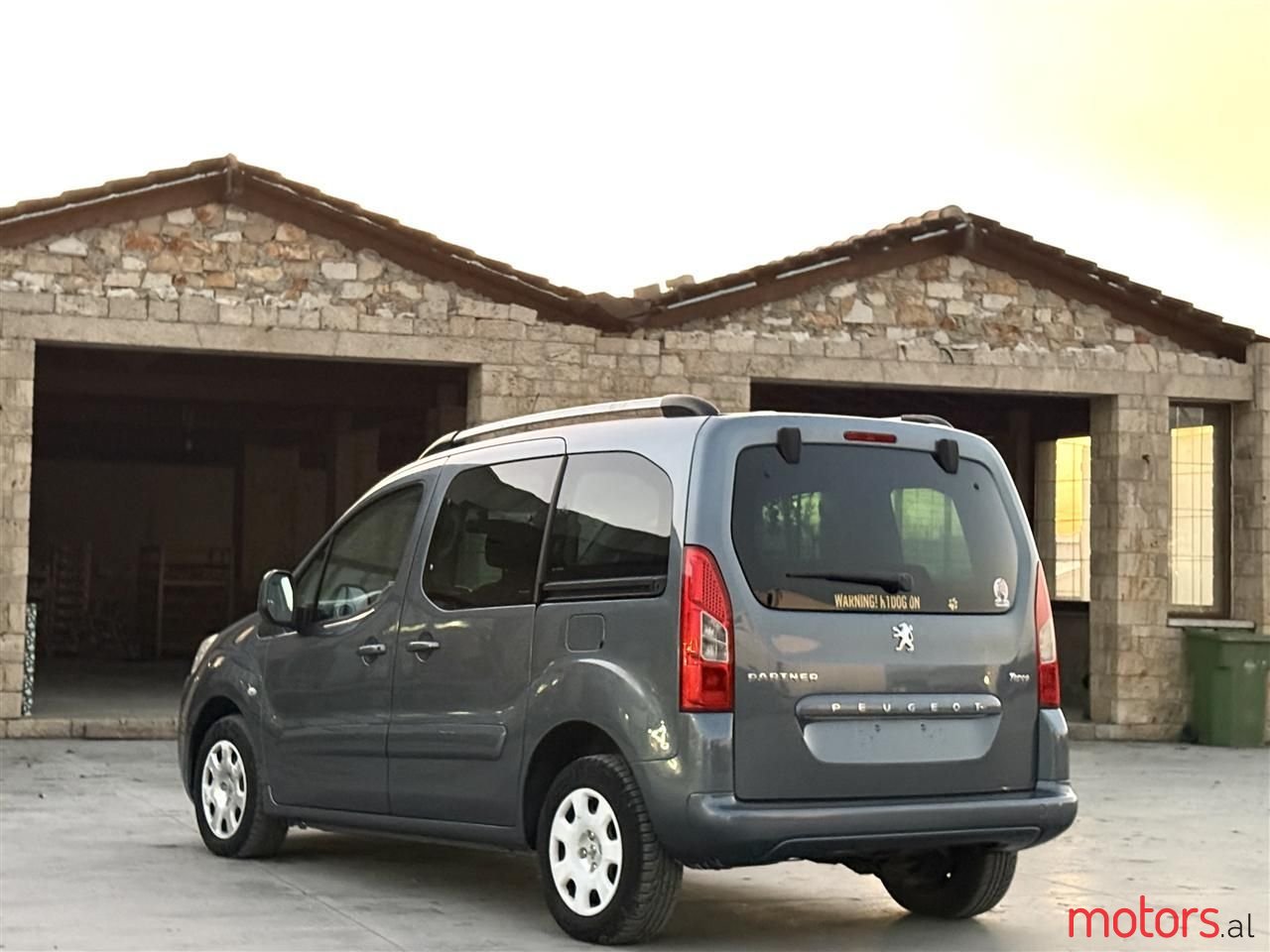 2012' Peugeot Partner photo #6