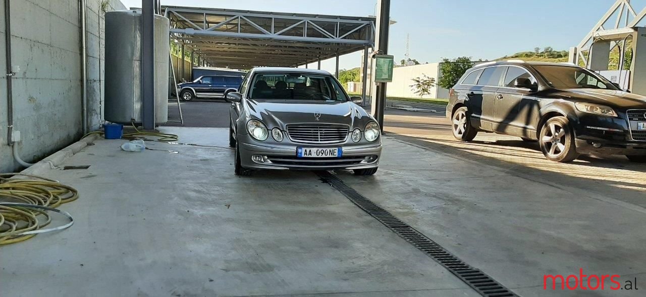 2004' Mercedes-Benz E 270 photo #5