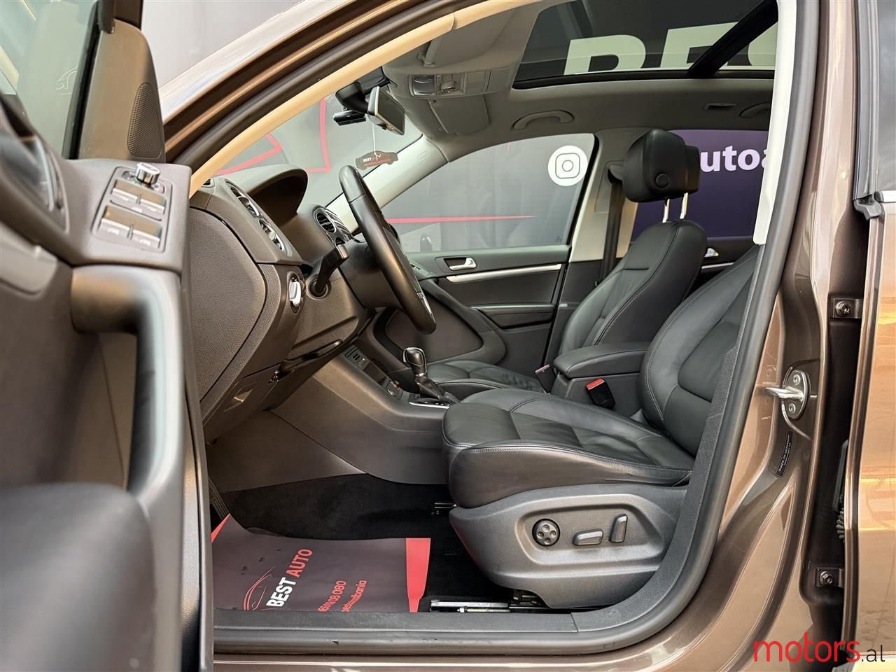 2012' Volkswagen Tiguan photo #2