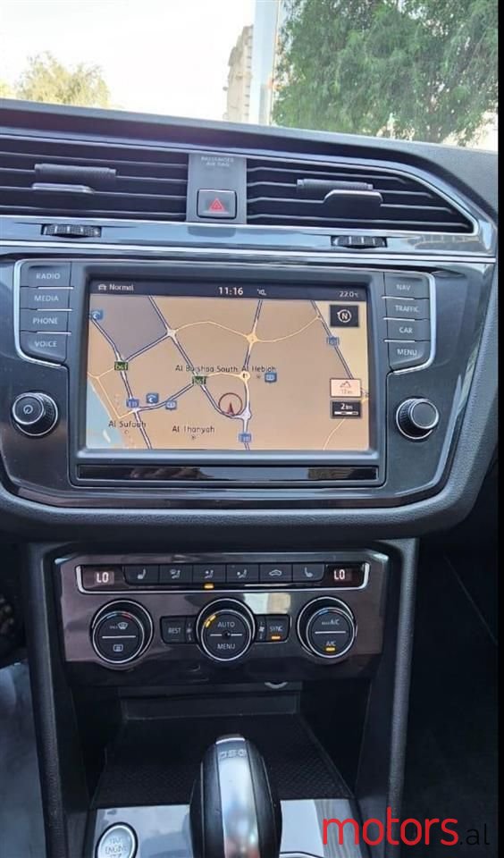 2017' Volkswagen Tiguan photo #3