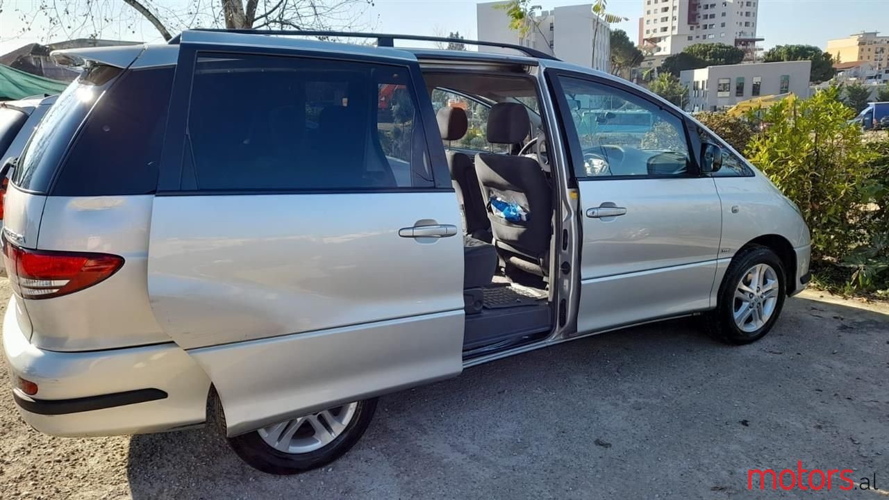 2004' Toyota Previa photo #3