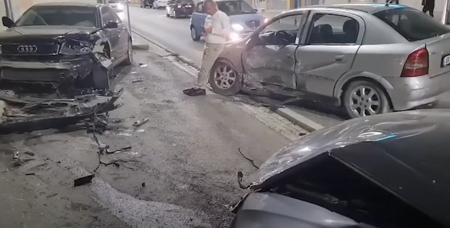 Aksident në Vlorë/ Përplasen tre automjete me njëra-tjetrën, dy të lënduar