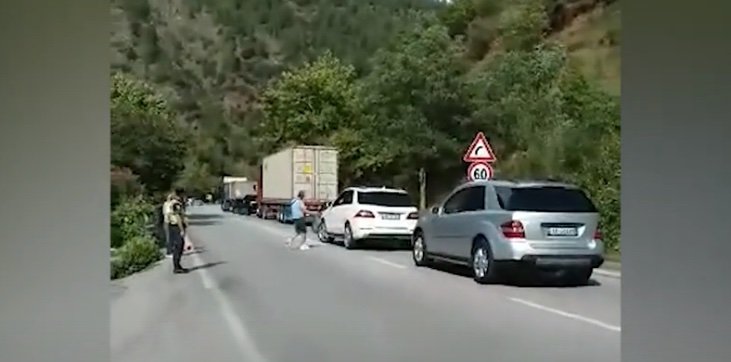 Traileri del nga rruga, përplasen 6 makina në rrugën Elbasan-Librazhd