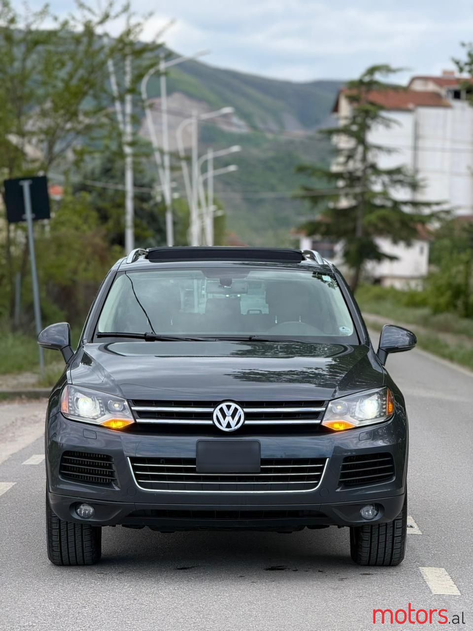 2013' Volkswagen Touareg photo #1