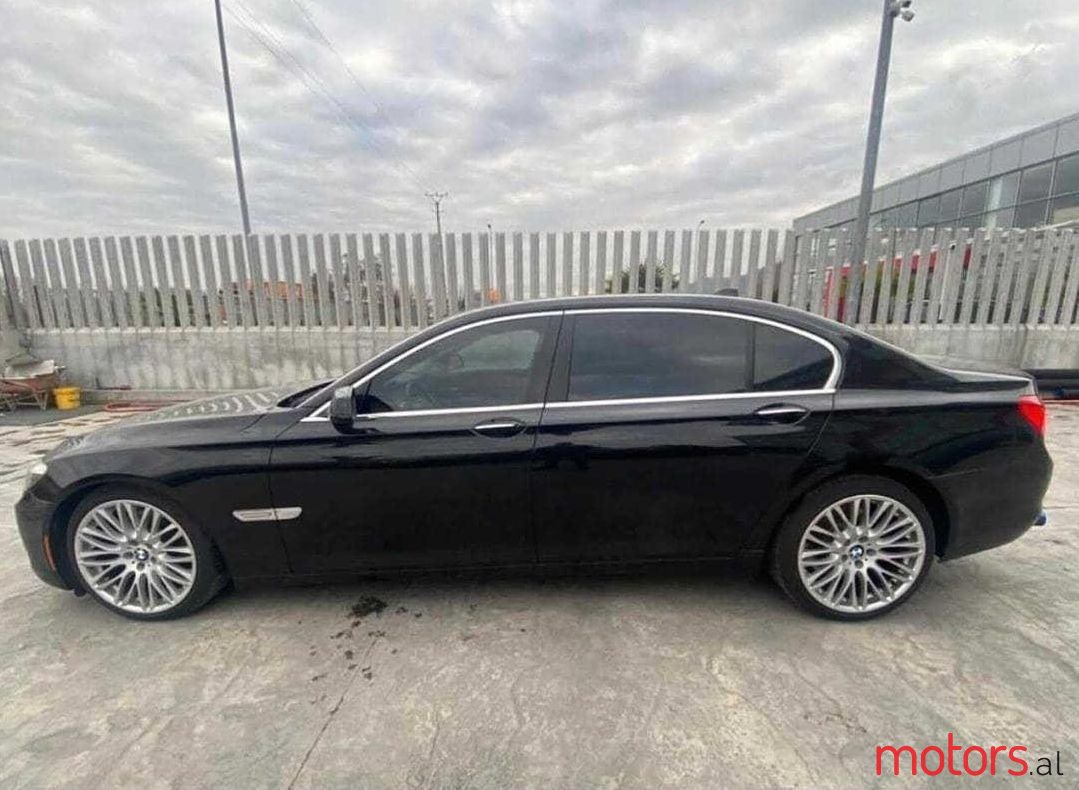 2011' BMW 750 photo #1