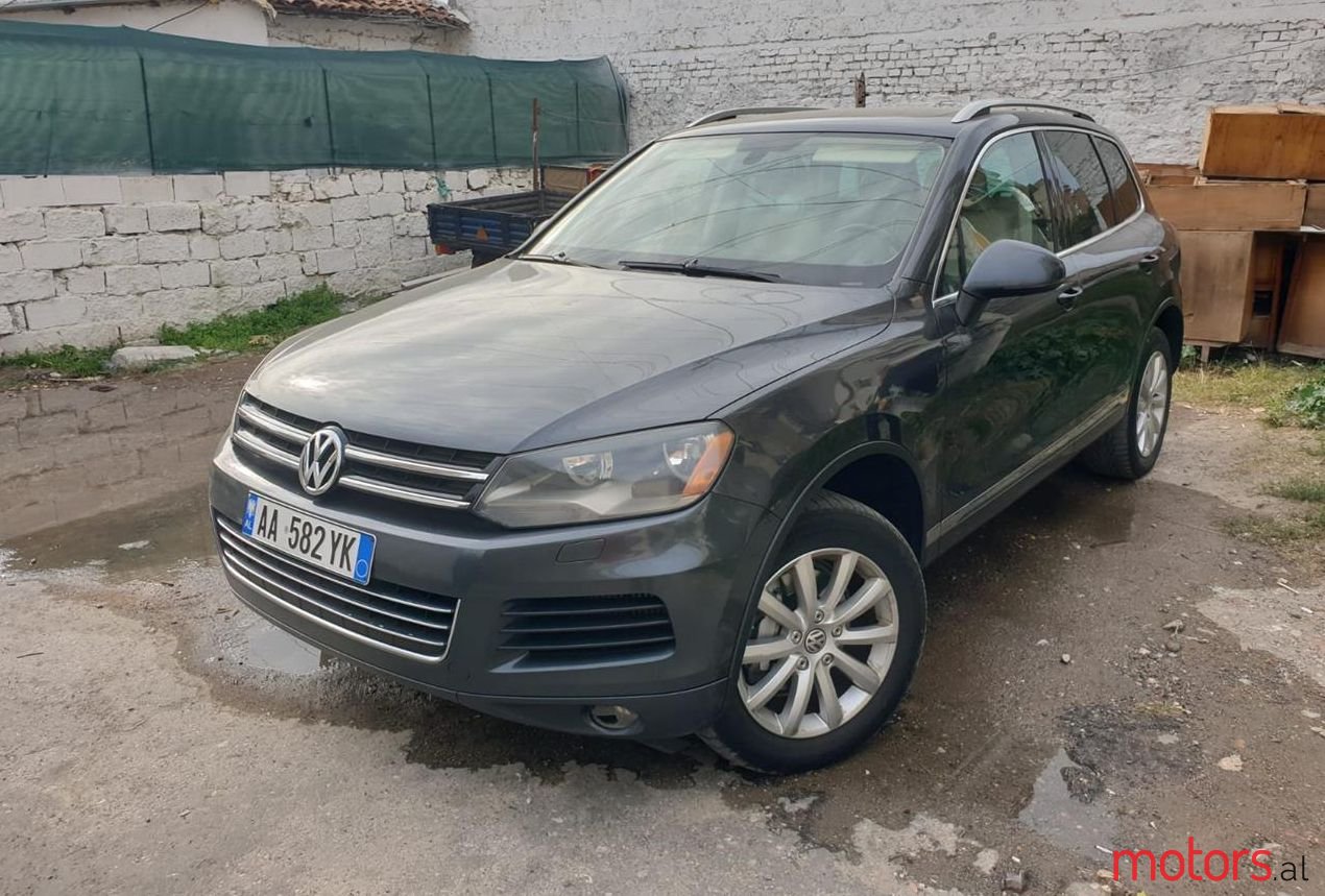 2011' Volkswagen Touareg photo #1