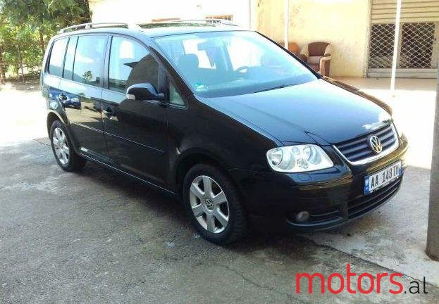 2004' Volkswagen Touran photo #2