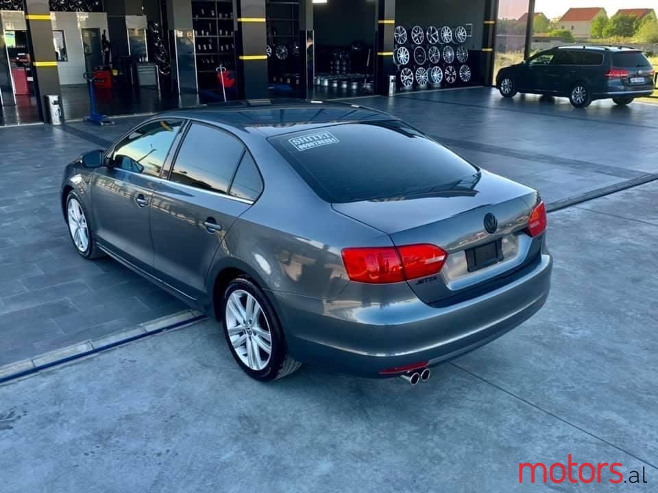 2011' Volkswagen Jetta photo #3