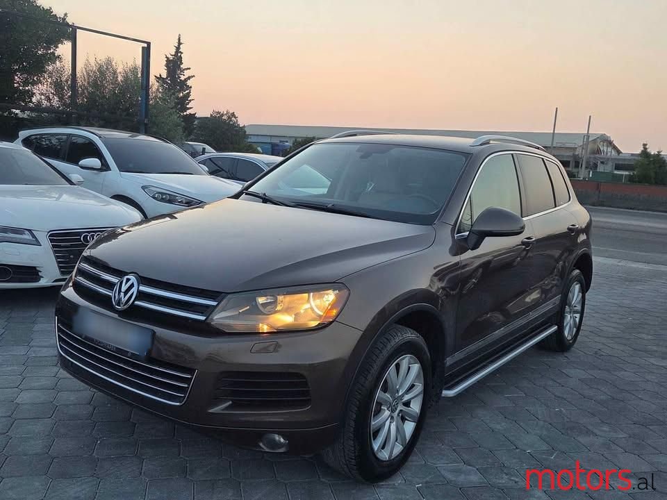 2013' Volkswagen Touareg photo #2